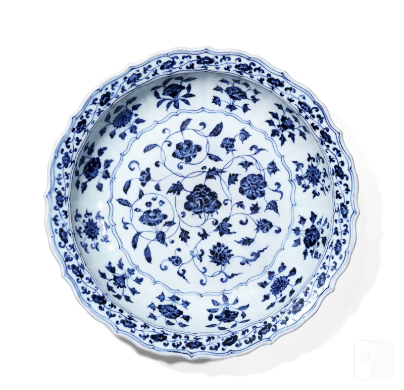 明永乐 青花缠枝花卉纹菱口大盘 - 图2
